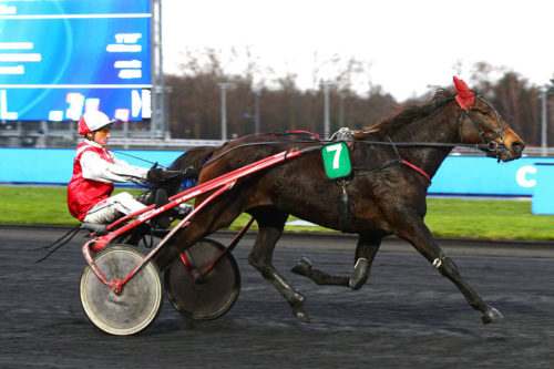 Fleur de Vanille brille dans le temple du trot